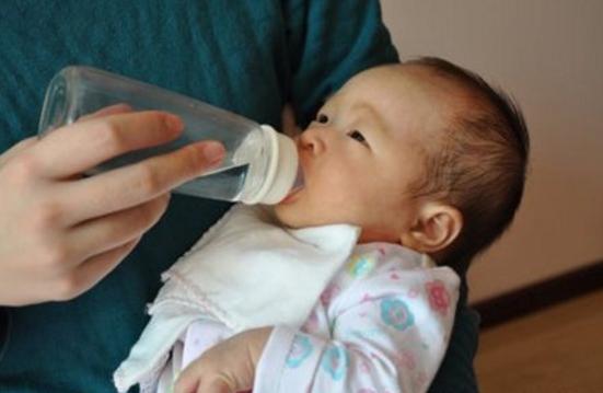 母乳喂养不好把控量? 看到这些表现, 说明你家孩子吃饱了!