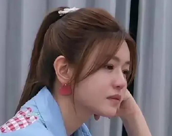 陈妍希留着儿子九年的旧衣服等二胎。陈晓已经一年多没跟她私下联系了。她在节目里打开衣柜，几件小衣服叠得