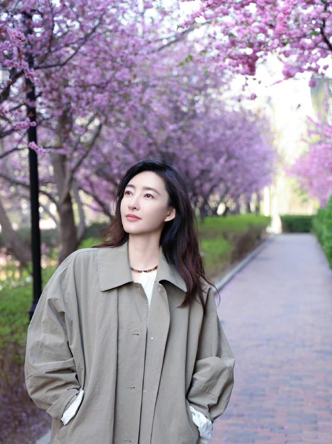 五一假期王丽坤的出行穿搭真美身上穿着一件大大的风衣看起来很拉风这样穿的王
