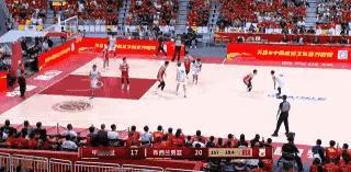 中国男篮后卫廖三宁真是能攻善守！在今天进行的中国男篮和新西兰男篮的友谊赛中，当时