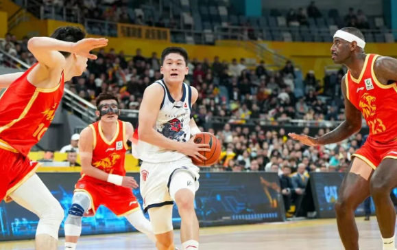 山东官方: 小将王证今晚表现可圈可点, 展现出不俗的潜力