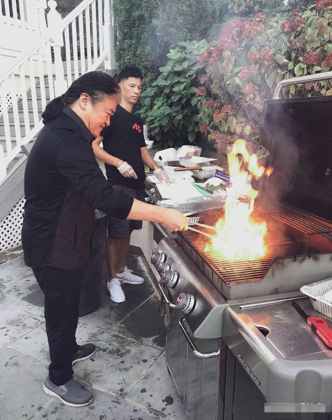 刘欢烤肉挺专业的。也是个吃货。侧面看着特像我姥姥。