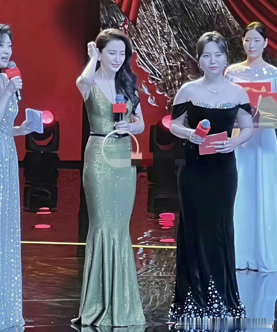 李雪琴这是瘦了多少，身材竟然跟李冰冰不相上下了