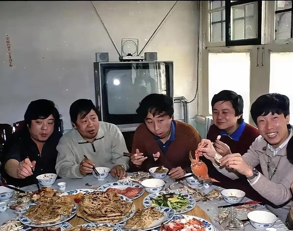 1985年，马季邀请众徒弟在家吃饭，桌上的热闹藏着满满的师徒情。众人中，冯巩是