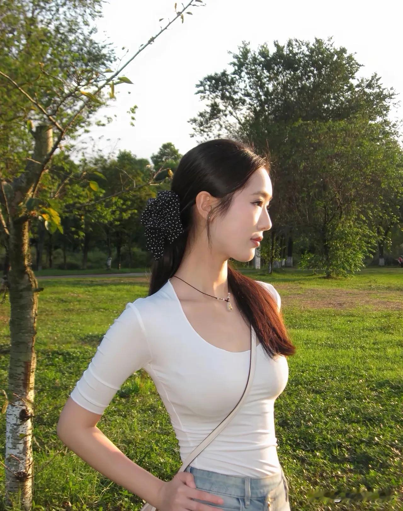 湖边公园女孩的治愈瞬间漫步湖边，阳光洒在脸上。女孩的微笑，像涟漪般温柔。