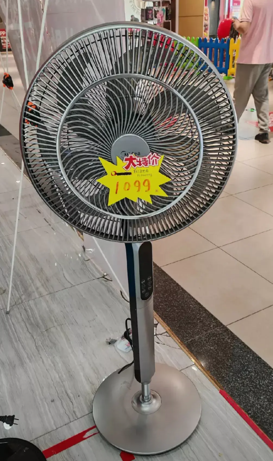 广西南宁，有一名男子晚上去逛商场的时候，看到一家电器店门口摆放着一台某美品牌的落