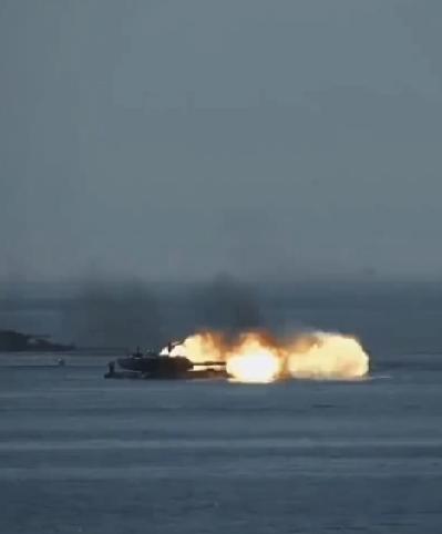 抢滩登陆演练,解放军真的会做抢滩登陆战吗,我看不会,都什么时代了还搞这个落后的战