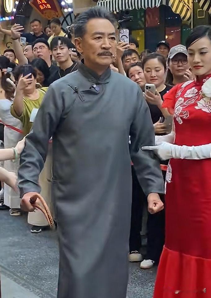 万万没想到，演员陆振华竟然出来“卖艺”来了，真的是大环境不好吗，以前是何等的威风