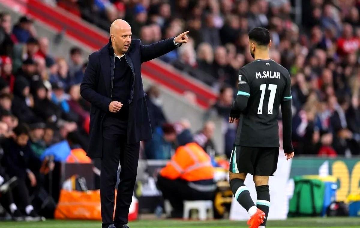 在全世界面前和老板撕破脸，是最蠢的自毁。萨拉赫摔下手套、对着镜头怒吼时，他以为