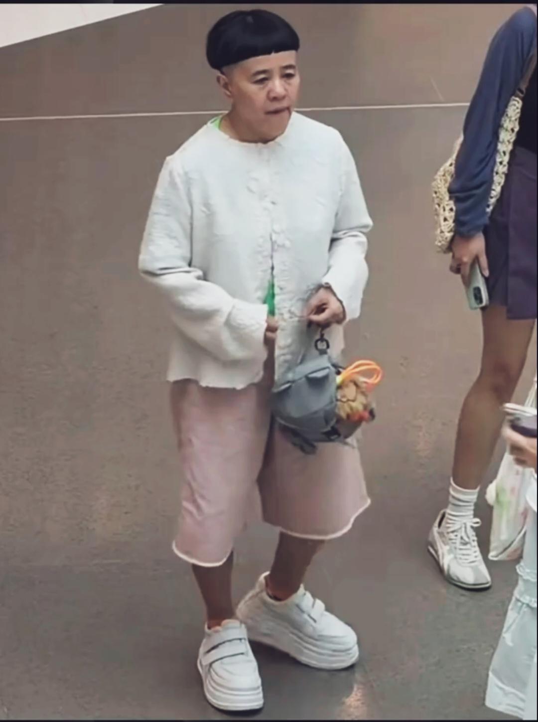 金龟子三亚逛街，锅盖头抢眼，10厘米增高鞋抢眼！