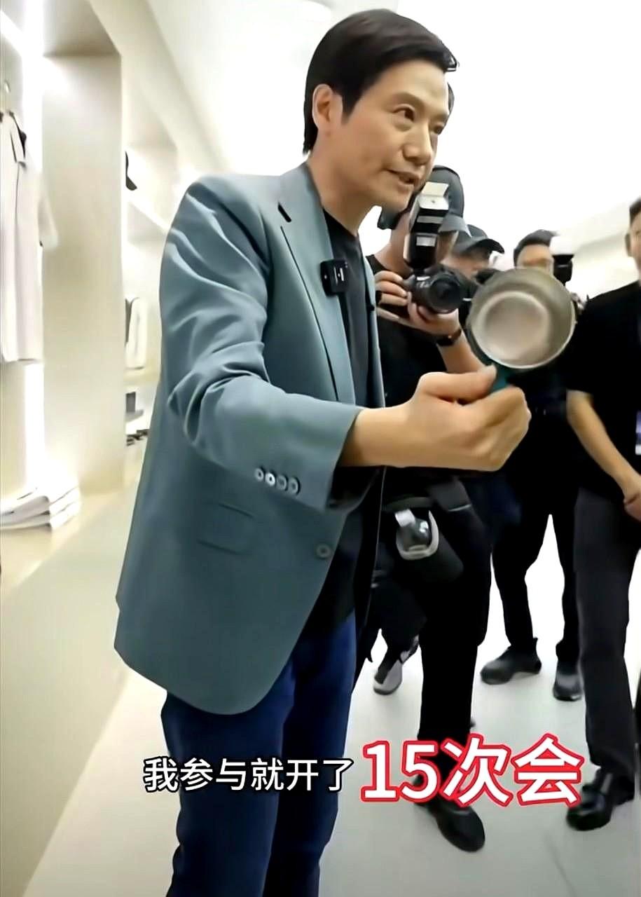 雷总:为了开发这个杯子，光我参与的会议就开了15次。魏总:有什么特点吗？雷总