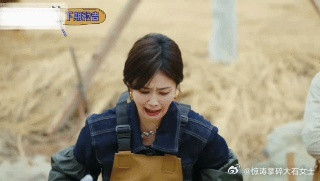 熟人局就这样戏耍白鹿白鹿参加熟人局综艺的后果白鹿穿高跟鞋入场，被摩托车队迎接像