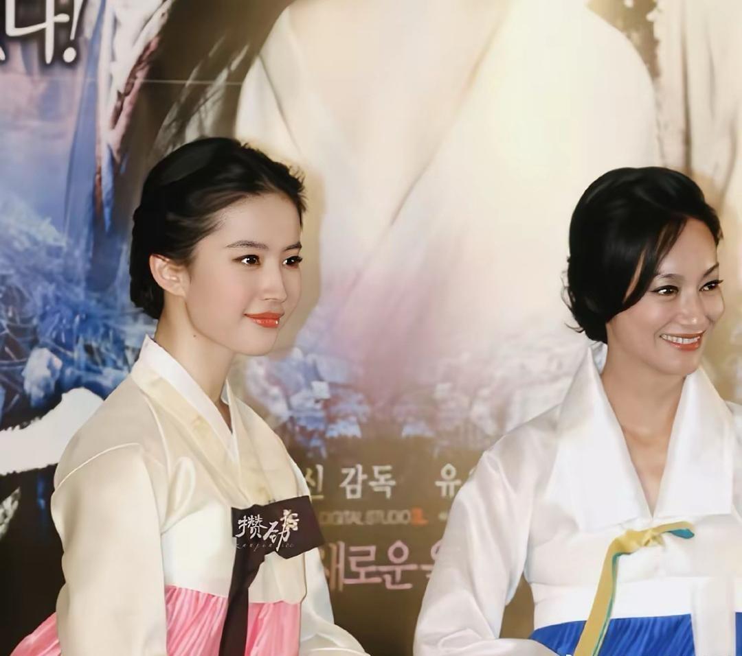 韩国人引以为傲的传统服饰，竟被一个中国女星降维打击了。2011年，刘亦菲到首尔