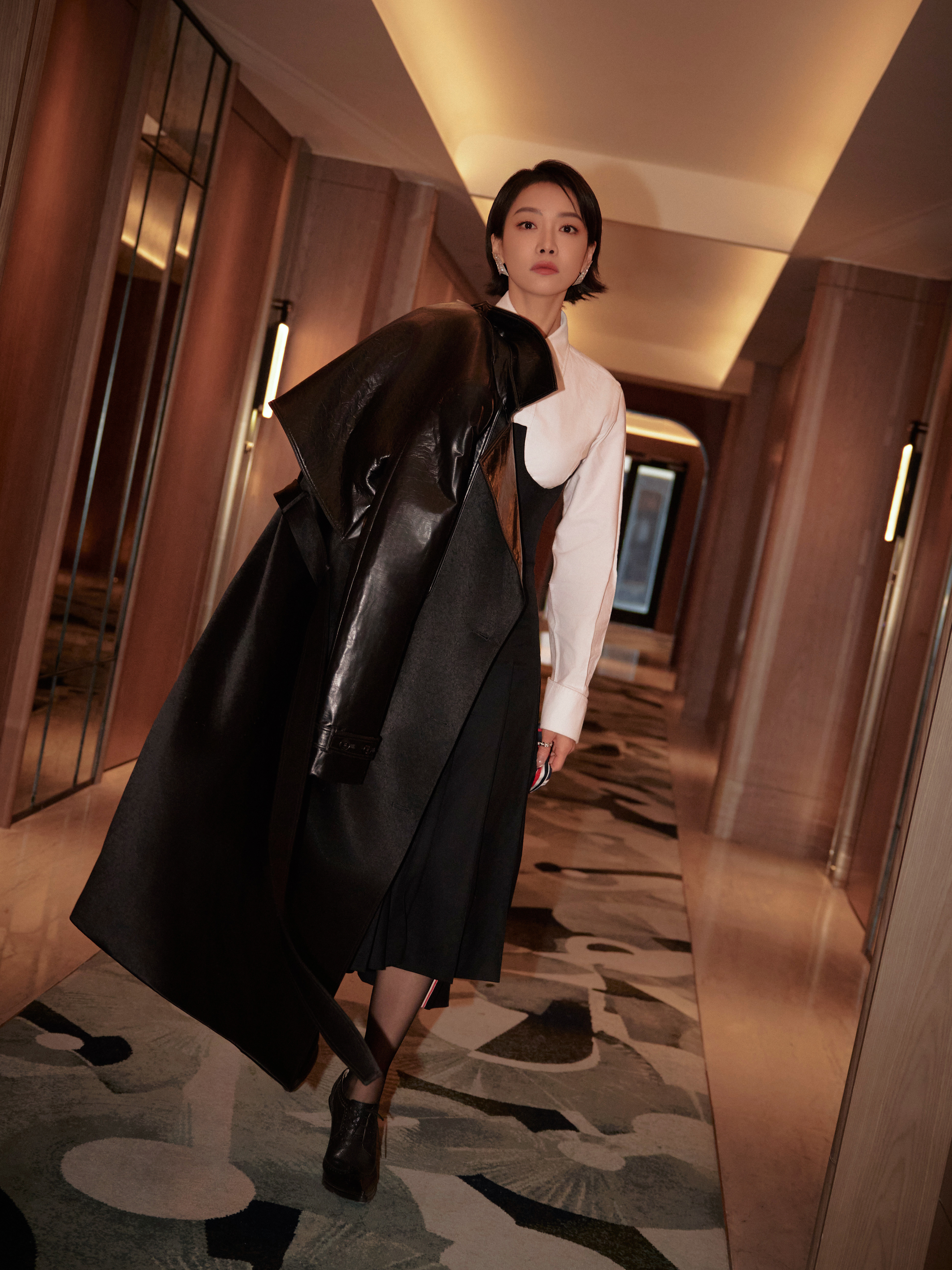 宋茜暗调叙事，悄然开启。记录游离于日常的瞬间，故事感已就位。