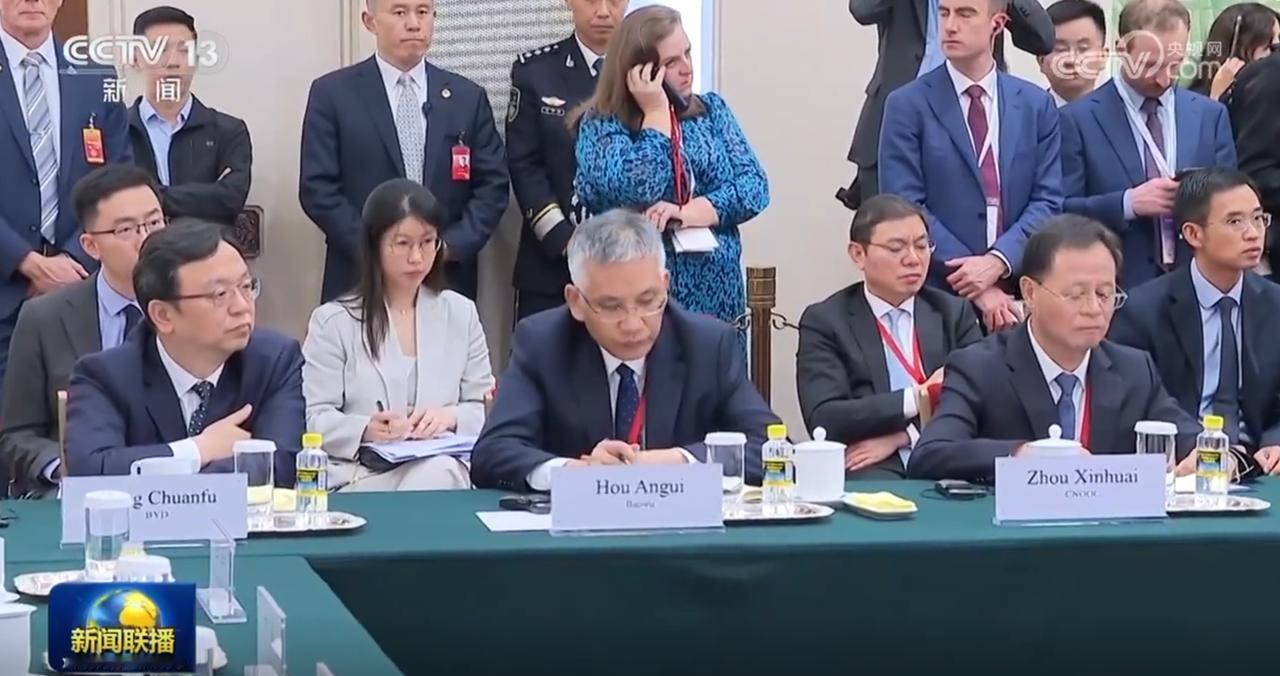 7月16日晚的新闻联播，看到了比亚迪股份有限公司董事长兼总裁王传福、三一重工董事