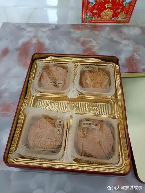 有网友在脉脉平台发帖称，自己前往公司领取中秋礼盒时，刚把工卡贴上去，屏幕上便跳出
