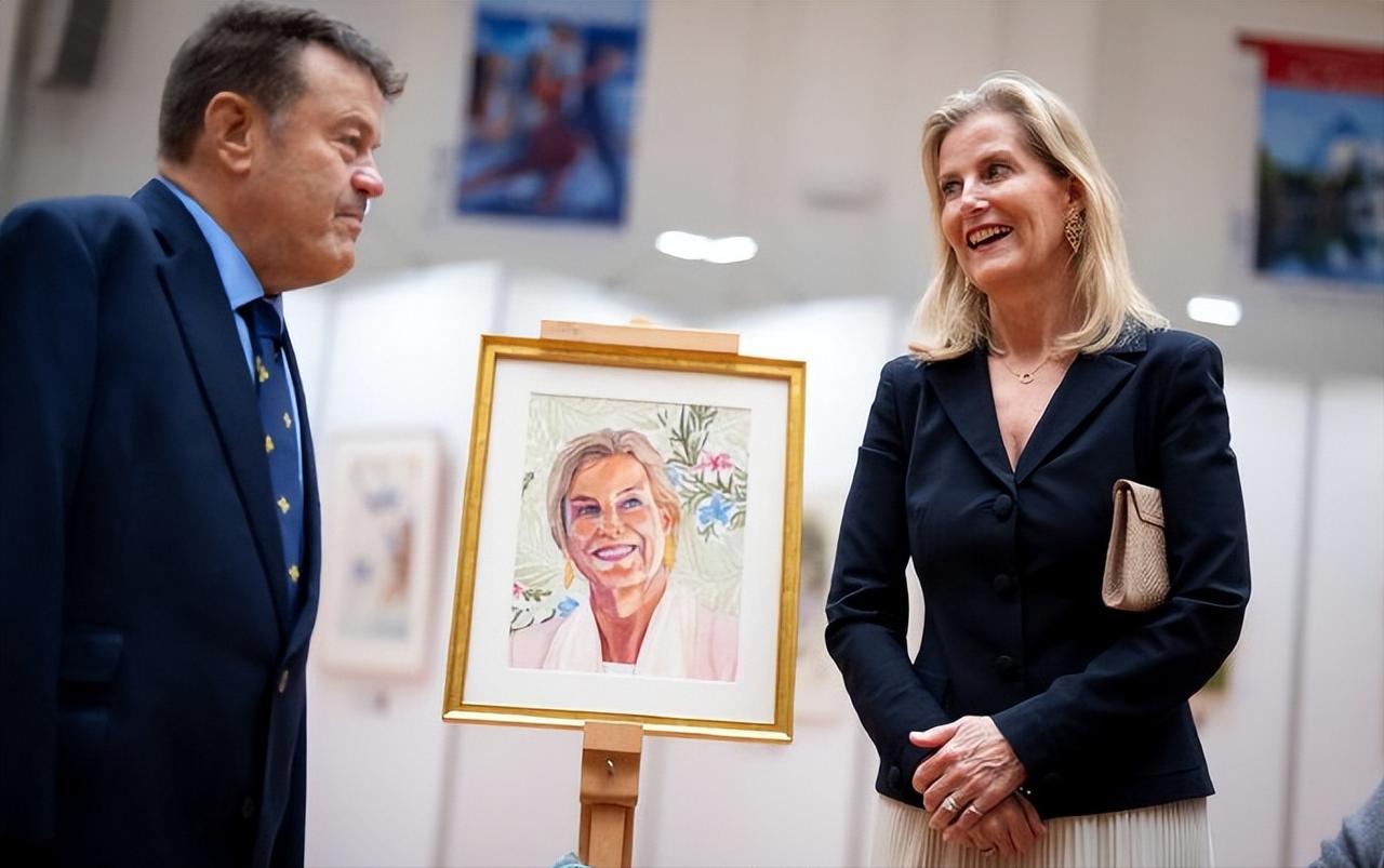 英国王室没人理会米国作妖夫妇[呲牙笑]爱丁堡公爵夫妇在伦敦分别参加公务，苏菲为