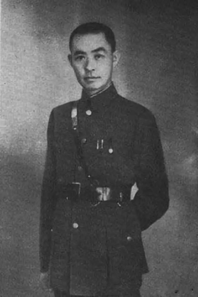 1940年，张自忠战死时，身边的随从马孝堂被日军一刀砍中脖子，他忍着剧痛滚进旁边