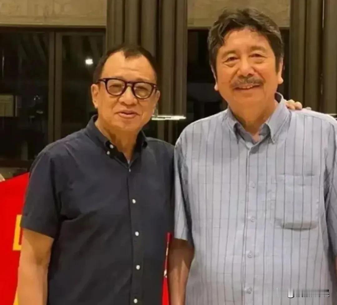 这是2021年7月20日,许绍雄在社交平台,晒的两张与表弟的合照,他的表弟是大文