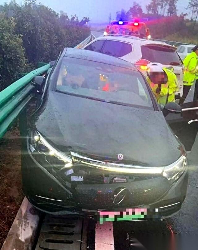 妈呀,这事儿看得我血压都高了。67万买的奔驰,今年上的保险保额52万,被人追尾