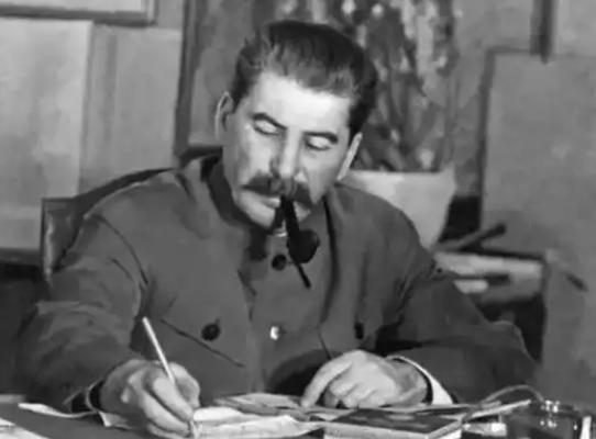 1950年12月2日，斯大林在克里姆林宫彻夜未眠，当他读完志愿军第9兵团长津湖战