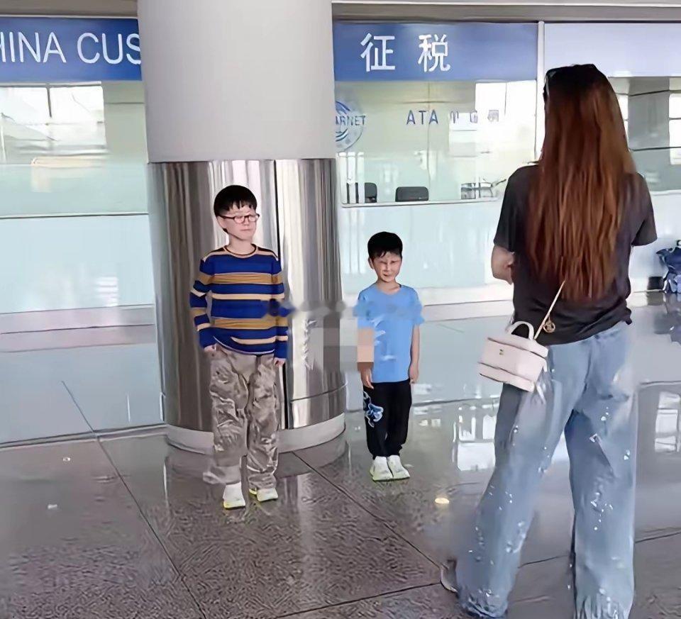 太搞笑了，梁靖崑两儿子在机场北老婆罚站！都不用猜一定做了什么调皮捣乱的事。美丽姐
