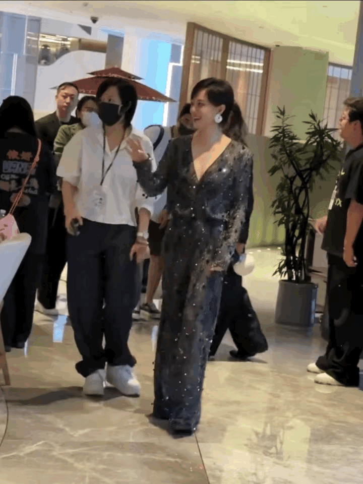 看到网友说看到孙俪穿低V领衣服打扮，明白了她为啥喜欢留短发……孙俪剪短发