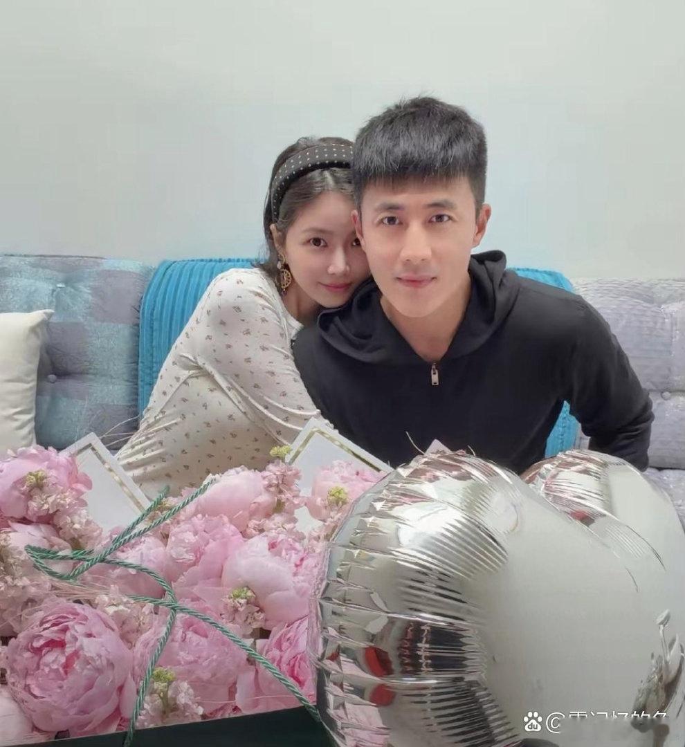 杜淳妻子颜值出众，长相清甜，浑身散发着满满的少女气息。