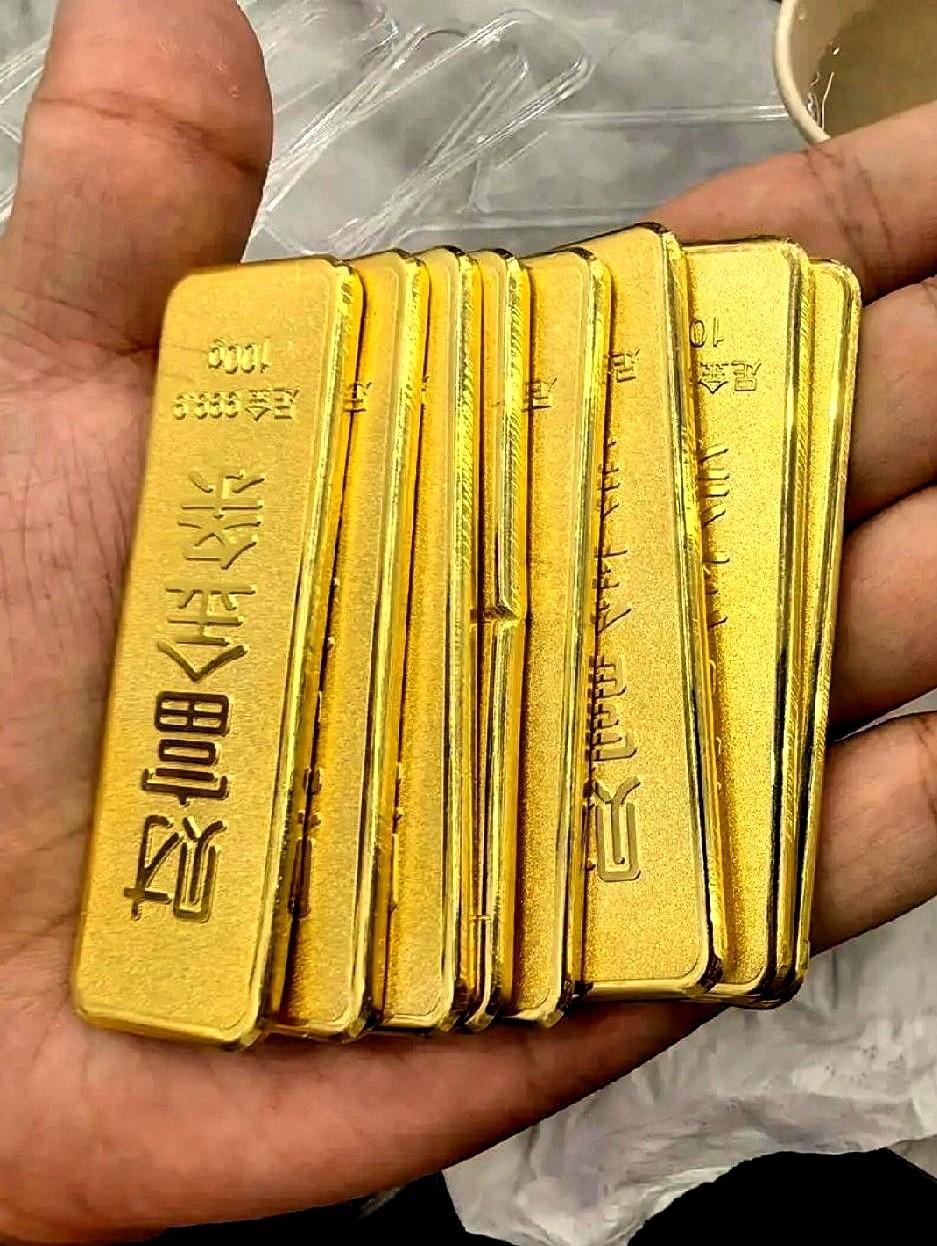 1万块钱，号称能撬动1公斤黄金。金价稍微一哆嗦，跌个1.2%，你的本金就没了。