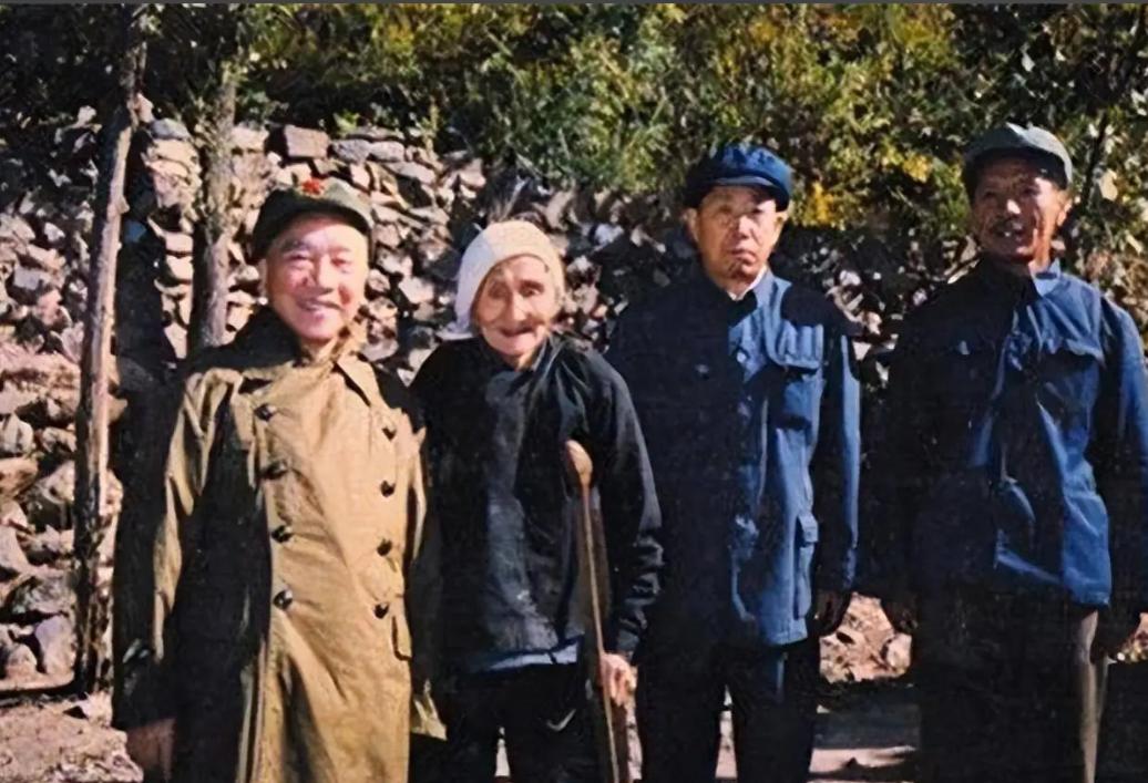 1936年，马家军要枪毙一个12岁的小红军。谁料，小红军说：“你们用大刀砍死我吧