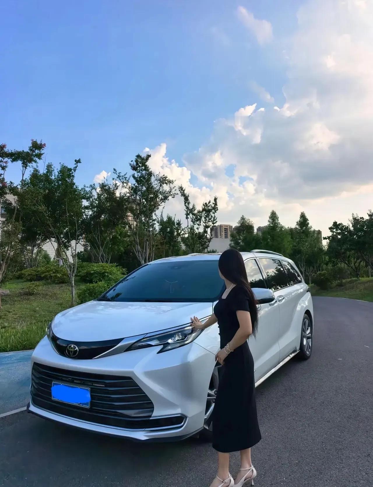 自从我的傻老婆，花十万买了她老板2023年的丰田格瑞维亚后，天天开着这车出去打卡