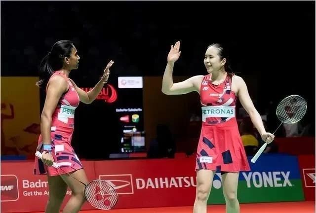 乐蒂组合女双夺冠！2025年泰国羽毛球大师赛女双决赛刚刚结束。马来西亚组合陈
