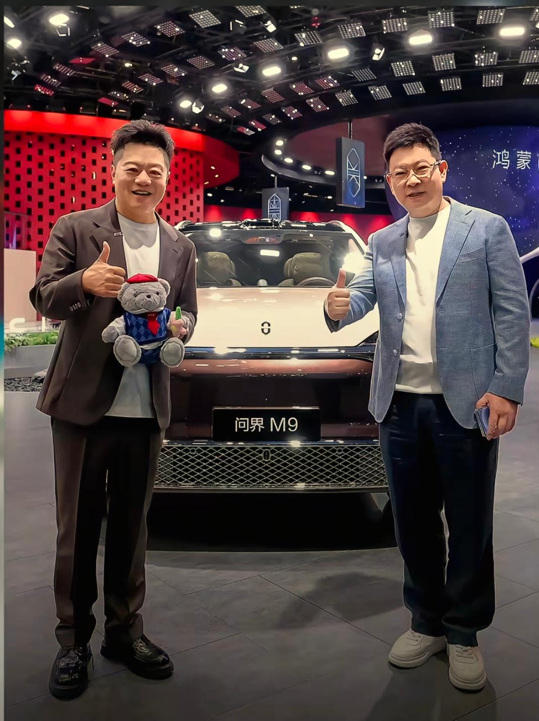 没想到现在的问界M9都被余承东玩出花了。别人在车展上秀车子跳舞，余承东秀的M9，