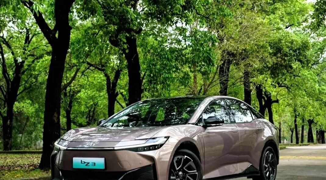 这里提到的‌9.38万元‌的丰田B级纯电家轿，指的是‌一汽丰田bZ3智享家JOY