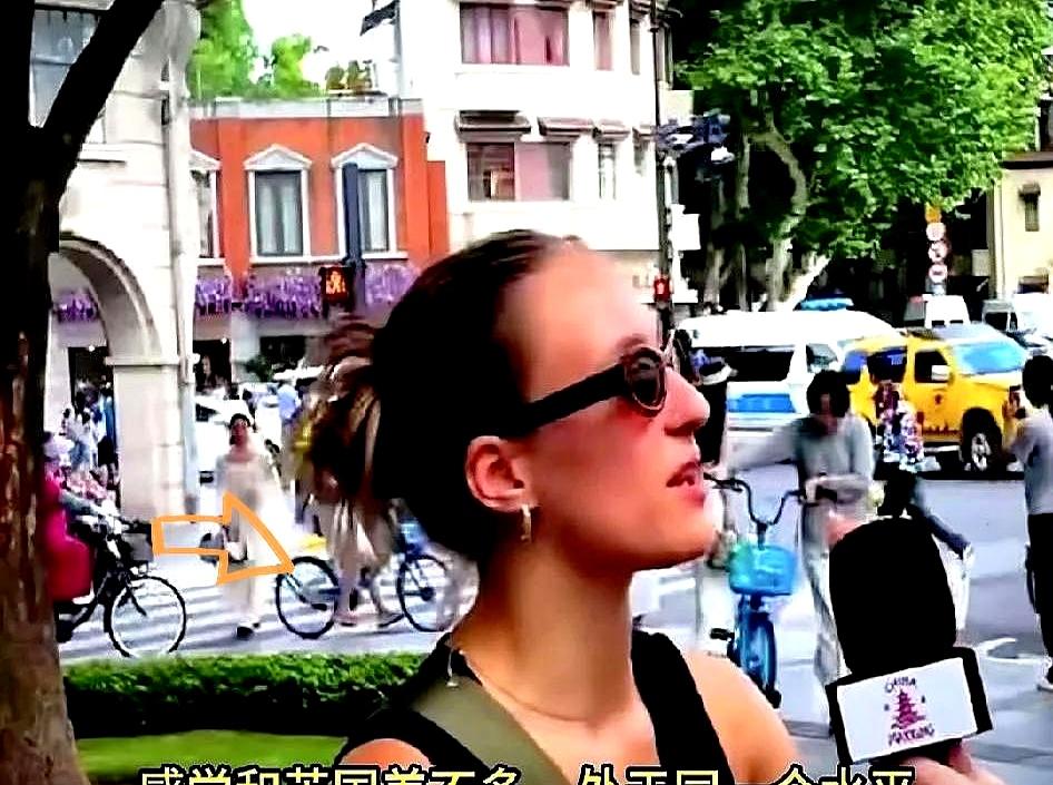 伦敦来的姑娘在浦东卫星厅拍视频：“上海也就跟英国差不多，又大又绕。”她刚从H口走