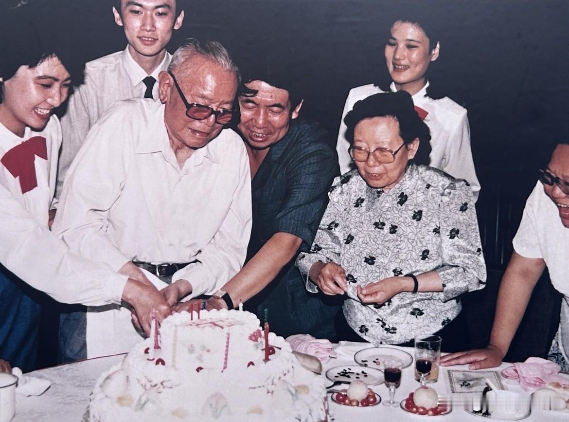 【开国功臣图片故事263】1991年6月23日，时任全国政协主席的李先念同志在
