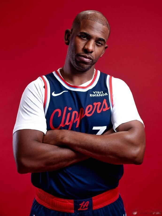 据美记EvanSidery报道，在交易截止日期临近之际，快船仍在评估克里斯-保