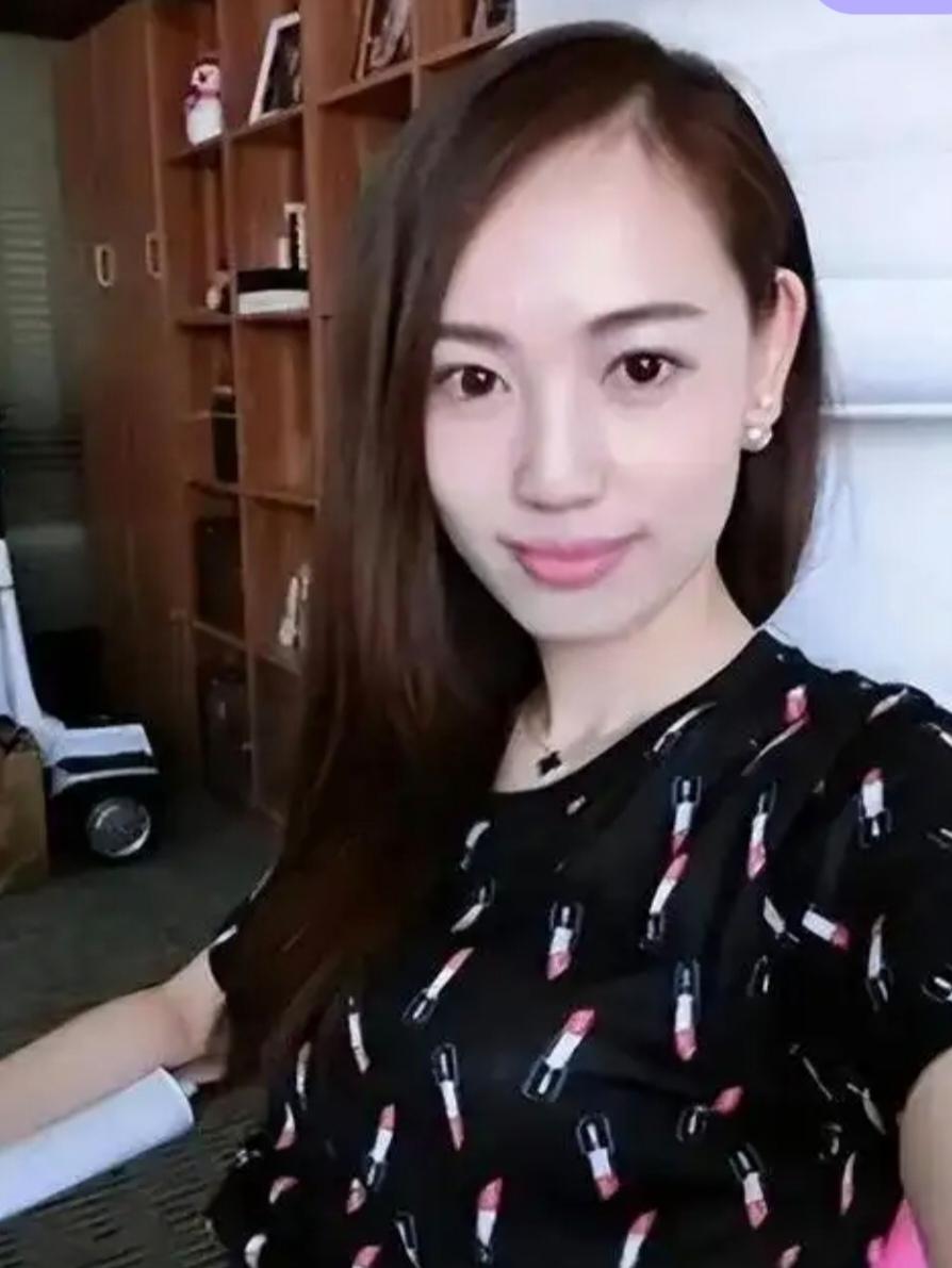 刚刷到了一网友发帖称：王宝强的前妻马蓉现在过得挺落魄的！移民的1500万，已