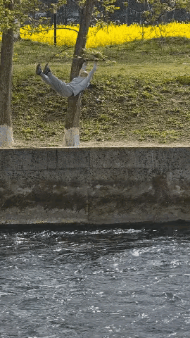 这可能是ai视频，我认为99.9％老人不会这么做。如果一个老人去这样做，真