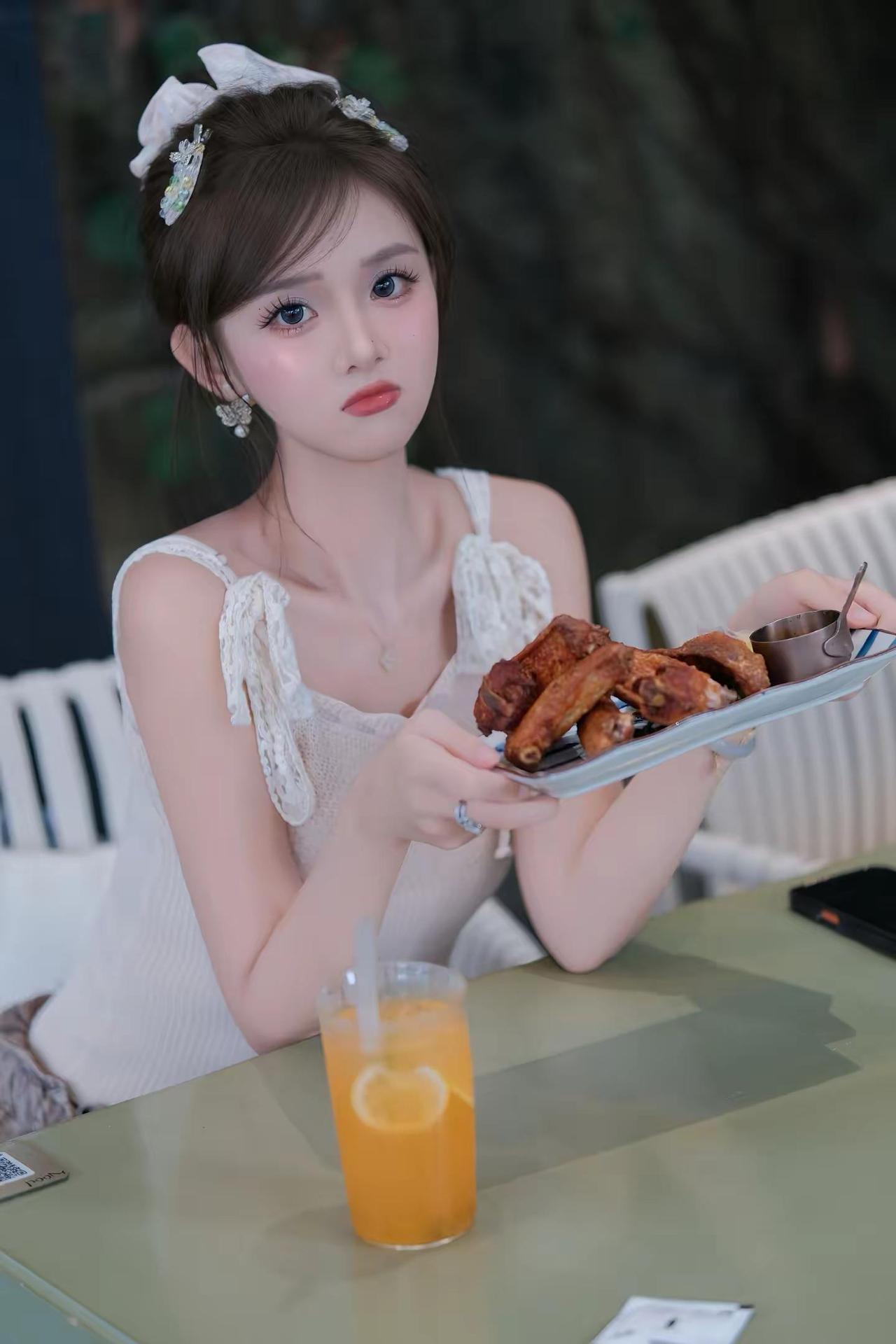 可爱女生。咖啡店穿搭夏日甜品甜妹餐厅照女孩下午茶