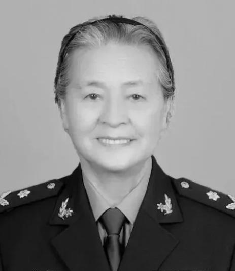2008年的汶川地震，成都军区一军长，猛的从凳子上站了起来，愤怒地说道：“胡闹，