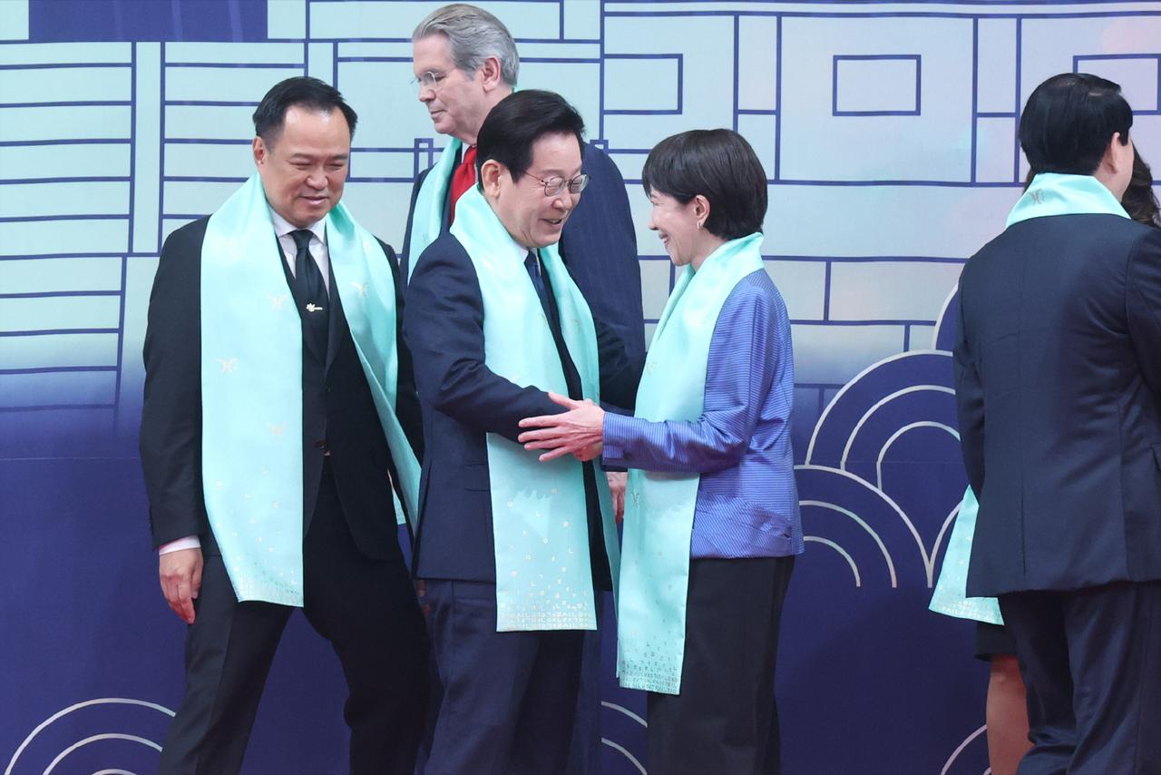 贝森特在APEC峰会上略显落寞11月1日，在APEC峰会领导人合影之