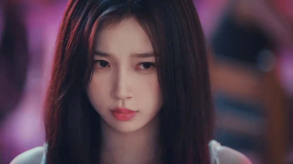 虞书欣演的姜暮是黑芝麻馅汤圆姜小暮表面是软乎乎、白糯糯的甜妹，笑起来人畜无害；