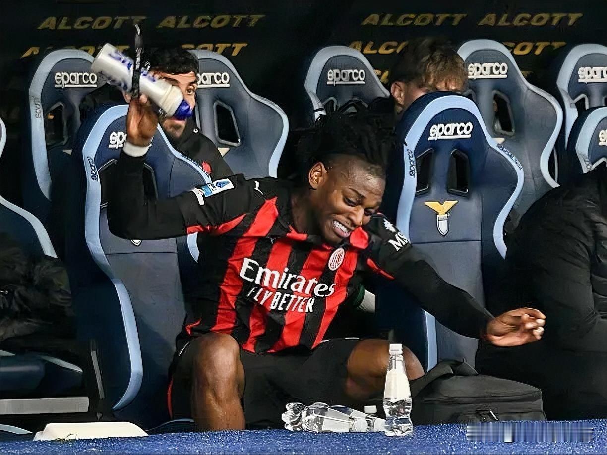 莱奥终于有脾气了！个人觉得这是一件好事，足球本来就是竞技运动，需要有血性，天天微