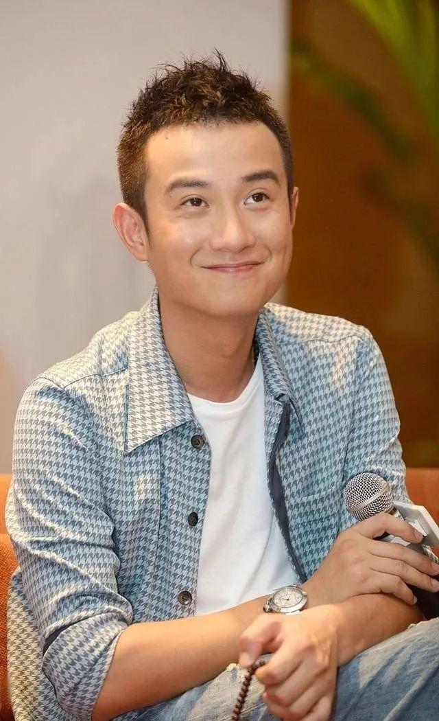 文章女儿晒和妹妹出游照近日，文章与马伊琍的大女儿文爱马在社交平