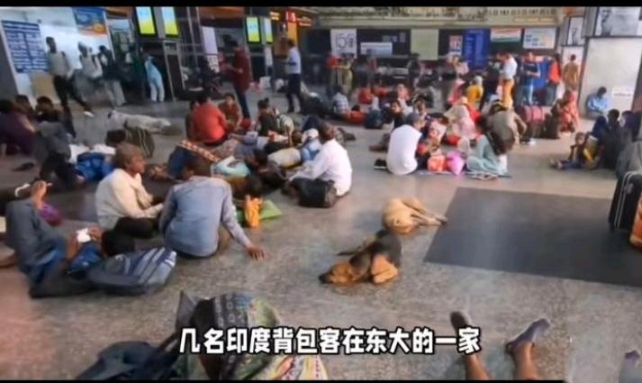 傍晚，我国某市五星级大酒店，大堂突然涌进一群印度人。大堂经理以为他们是来住店的