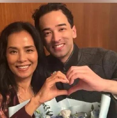 韦唯最近状况：定居泰国，状态极佳，跨界多元发展62岁的韦唯目前定居泰国