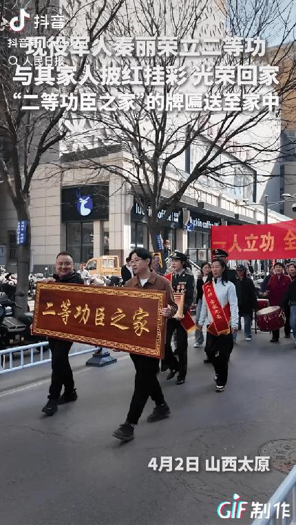 “上人民日报了！”山西太原，上一秒路上还安安静静的，下一秒敲锣打鼓的队伍朝这走来