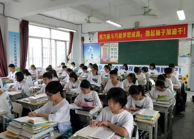 初中生有这几种表现，说明离退步不远了！1、每天写完作业后，要么就是没时间查漏