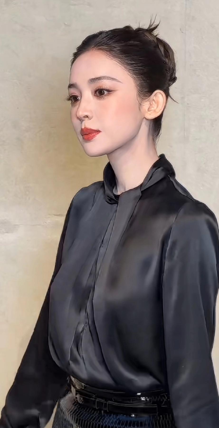 娜扎“空装”引热议，这么漂亮的脸还需要这样穿？莫名有点怒其不争，娜扎就是那种